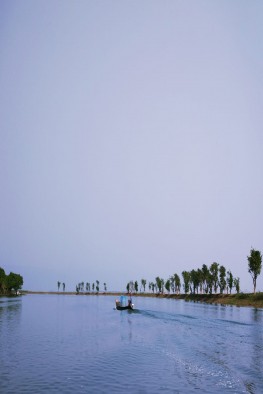 Offers a full view of the sunrise and sunset from the same white sandy beach in the water of the Bay of Bengal.